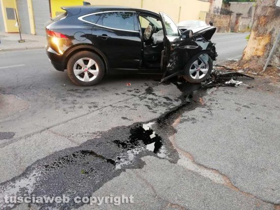 Vetralla - Auto sbanda e finisce contro un albero