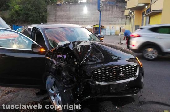 Vetralla - Auto sbanda e finisce contro un albero