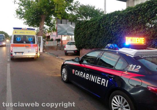 Vetralla - Auto sbanda e finisce contro un albero - Il 118 e i carabinieri