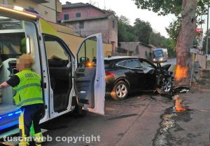 Vetralla - Auto sbanda e finisce contro un albero