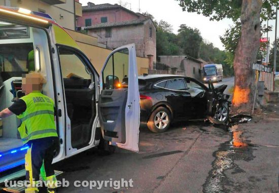 Vetralla - Auto sbanda e finisce contro un albero