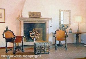 Le due poltrone e il baule di antiquariato rubati nel residence "Il Rinaldone"