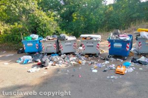 Viterbo - Immondizia in strada Monte Pizzo