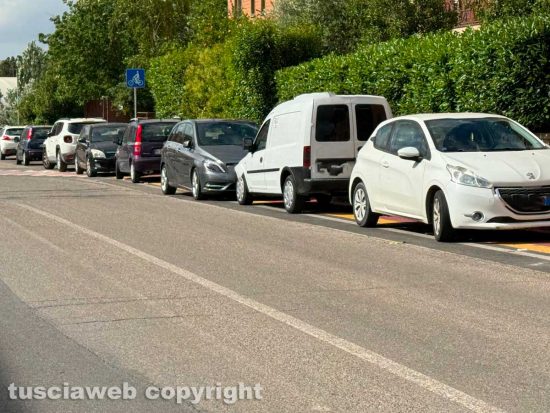 Viterbo - La pista ciclabile usata come parcheggio tutti i giorni