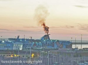 Civitavecchia - Fumi dalle navi in porto