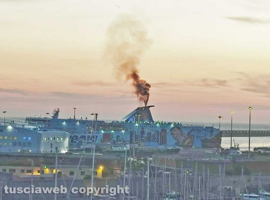 Civitavecchia - Fumi dalle navi in porto