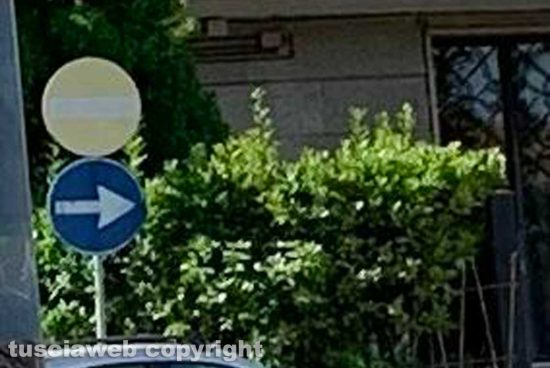 Viterbo - Uno dei segnali di divieto d'accesso in via Vicenza
