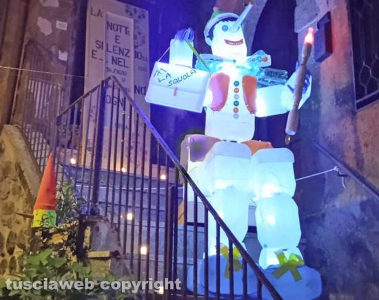 Capranica - Sogni di luce - Pinocchio, mastro Geppetto, il gatto e la volpe risplendono nel centro storico 