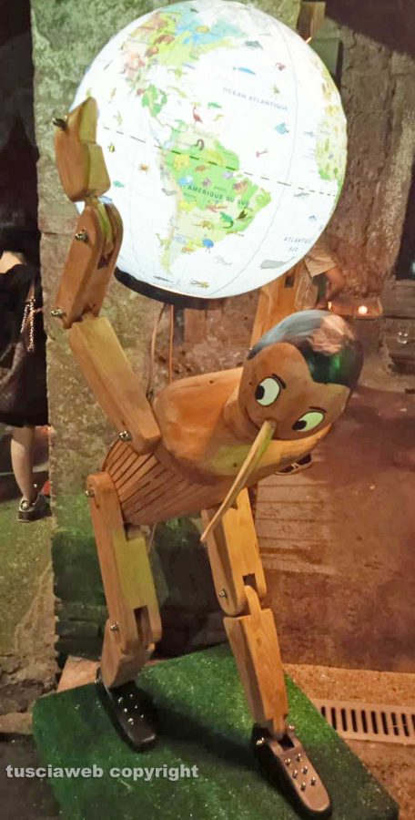 Capranica - Sogni di luce - Pinocchio, mastro Geppetto, il gatto e la volpe risplendono nel centro storico 