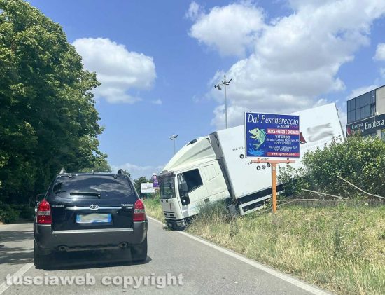 Viterbo - Camion finisce nella cunetta sulla Cassia nord