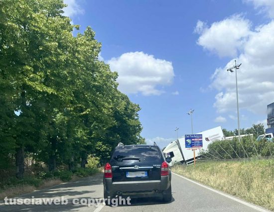 Viterbo - Camion finisce nella cunetta sulla Cassia nord