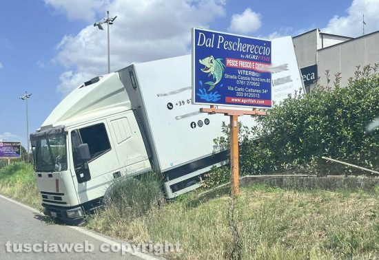 Viterbo - Camion finisce nella cunetta sulla Cassia nord