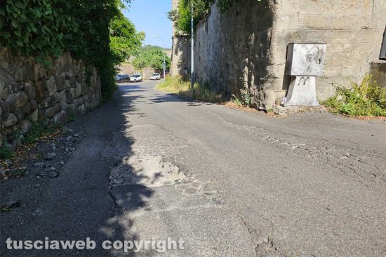 Viterbo - La buca in via Sant'Antonio