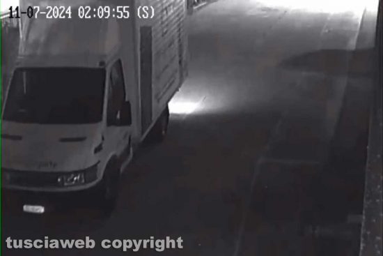 Viterbo - Il furto del furgone all'azienda Immagine porte