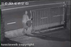 Viterbo - Il furto del furgone all'azienda Immagine porte