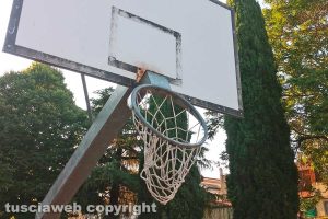 Viterbo - Il canestro rotto al campetto da basket del quartiere La Quercia