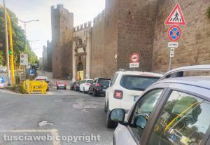 Viterbo - Macchine parcheggiate a Porta della Verità
