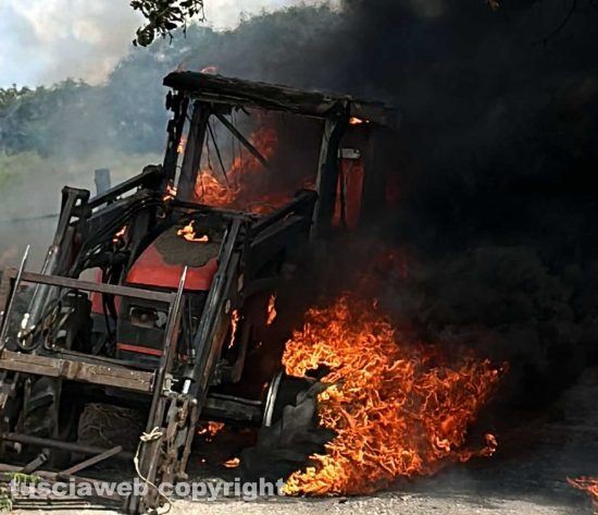 Viterbo - Trattore in fiamme in strada San Nicolao