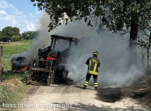 Viterbo - Trattore in fiamme in strada San Nicolao ' Vigili del fuoco in azione