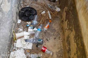 Viterbo - Rifiuti nella fontana di Porta Romana