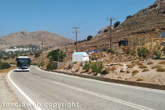 Tilos - Autobus elettrico costeggia un impianto fotovoltaico