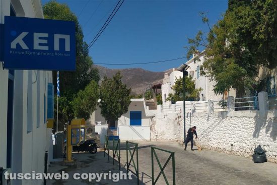 Tilos - Pulizia della strada davanti alla sede comunale