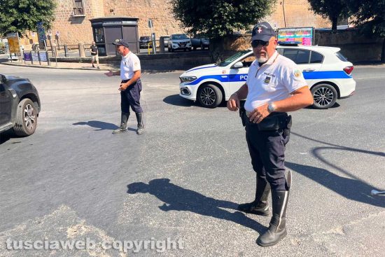 Incendio a Tuscania - La polizia locale blocca il traffico