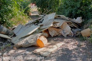 Viterbo - La stradina sotto Ponte Dell'Elce è impraticabile