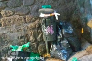 Viterbo - Cestini dell'immondizia pieni in centro storico