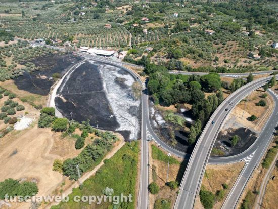 Viterbo - Vasto incendio di sterpaglie sulla Cassia sud - Panoramica dall'alto