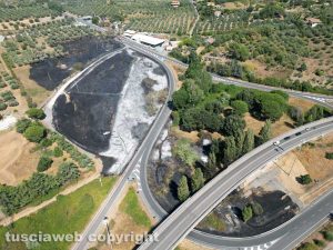 Viterbo - Vasto incendio di sterpaglie sulla Cassia sud - Panoramica dall'alto
