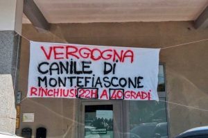 Montefiascone - Striscioni appesi per la città sul canile comunale