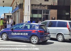 Civitavecchia - Carabinieri di fronte alla gioielleria