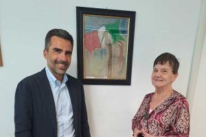 Viterbo - L'artista Amelia Duranti dona un quadro alla Talete