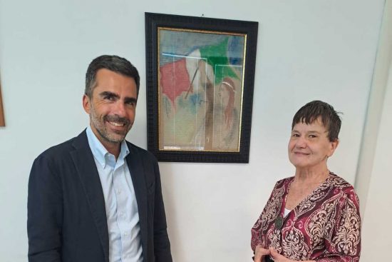 Viterbo - L'artista Amelia Duranti dona un quadro alla Talete
