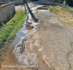 Vetralla - Perdita d'acqua in via Valle Carbona