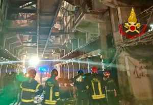 Napoli - Scampia - Crollo del ballatoio alla Vela Celeste