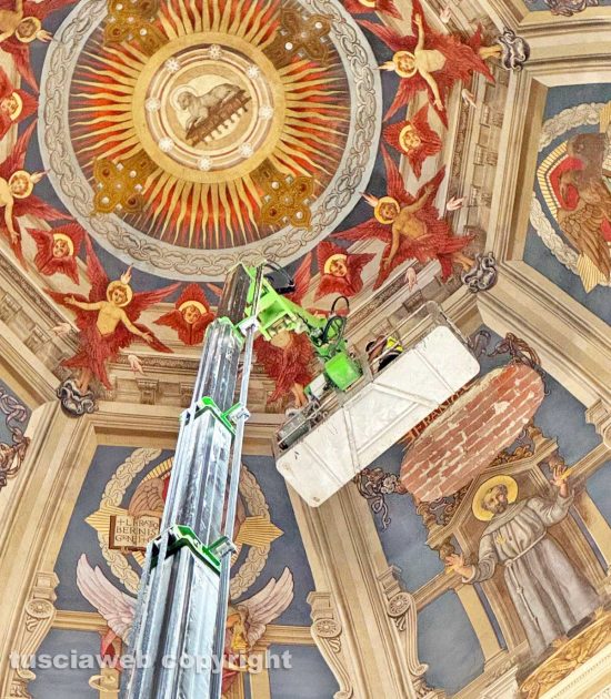 Viterbo - Crolla parte di un affresco della cupola della chiesa di santa Rosa