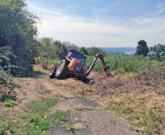 Montefiascone - Il trattore "abbandonato" a bordo di una strada