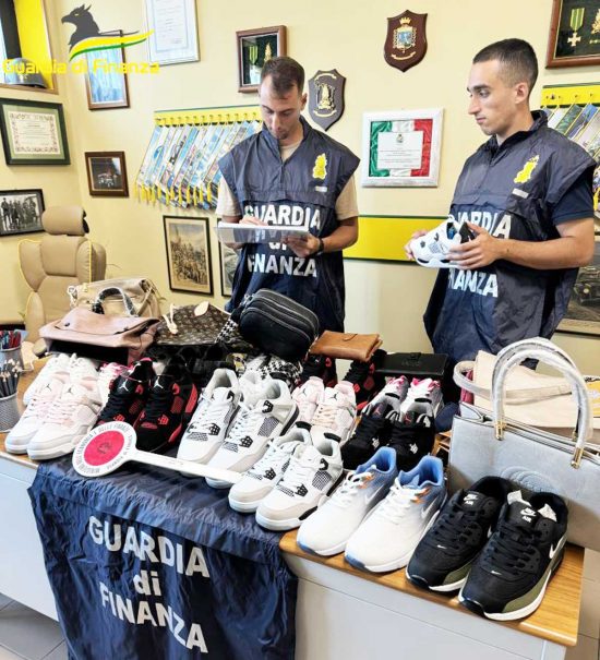 Tarquinia - Borse, costumi, scarpe di grandi marchi contraffatti, più di 200 capi sequestrati sulle spiagge tra Tarquinia e Pescia Romana