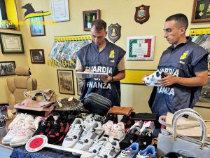 Tarquinia - Borse, costumi, scarpe di grandi marchi contraffatti, più di 200 capi sequestrati sulle spiagge tra Tarquinia e Pescia Romana