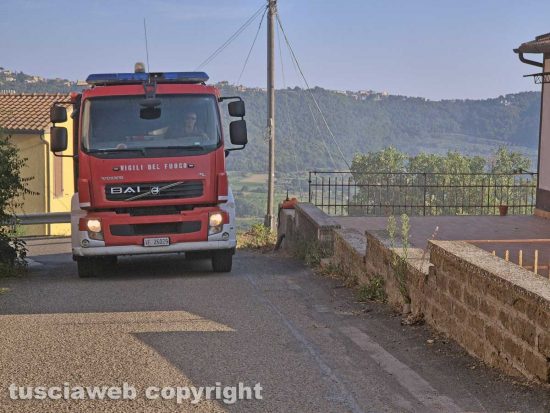 Montefiascone - L'incendio in località Coste - L'intervento dei vigili del fuoco