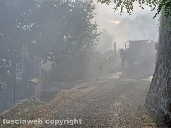 Montefiascone - L'incendio in località Coste - L'intervento dei vigili del fuoco