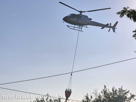 Montefiascone - L'incendio in località Coste - L'intervento dell'elicottero della regione Lazio