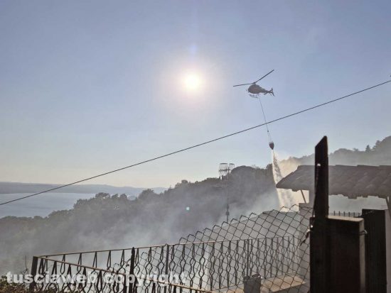 Montefiascone - L'incendio in località Coste - L'intervento dell'elicottero della regione Lazio