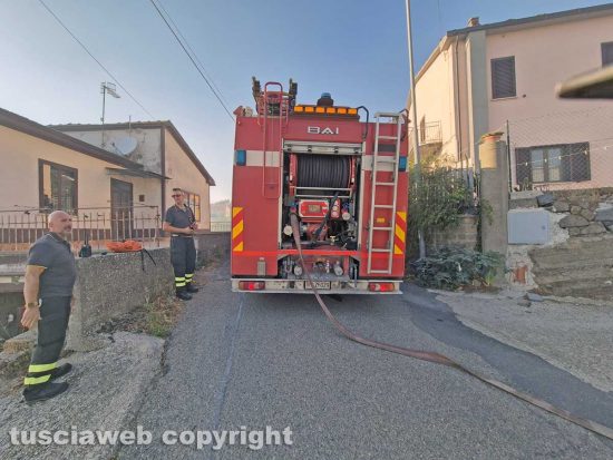 Montefiascone - L'incendio in località Coste - L'intervento dei vigili del fuoco