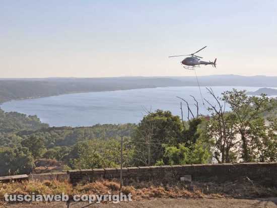 Montefiascone - L'incendio in località Coste - L'intervento dell'elicottero della regione Lazio
