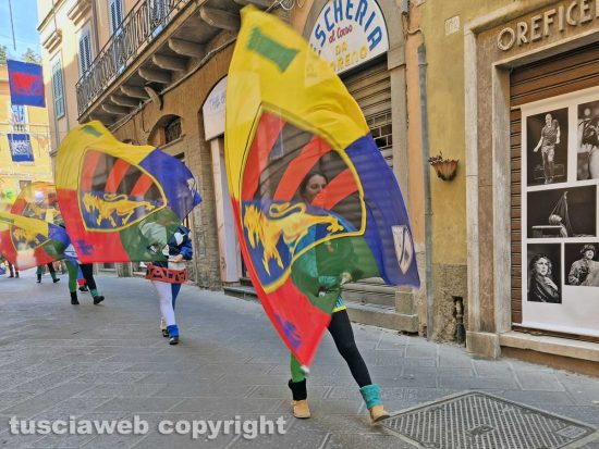 Montefiascone - Il corteo storico - Gli sbandieratori