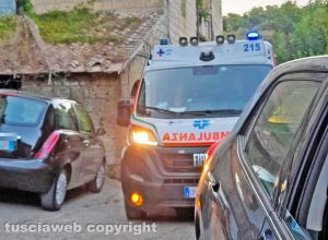 Caprarola - Ambulanza bloccata in via Fontana vecchia