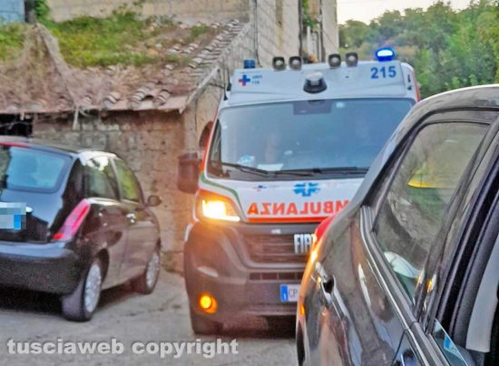 Caprarola - Ambulanza bloccata in via Fontana vecchia
